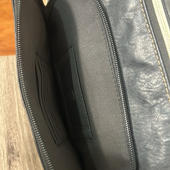 RELIC VEGAN LEATHER CROSSBODY BLACK PURSE - Picture 5 of 8